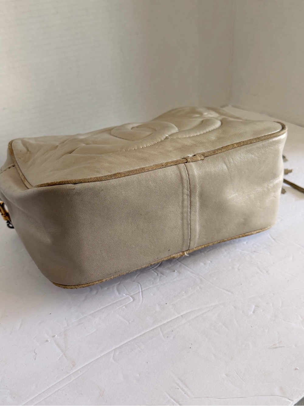 CHANEL Quilted Shoulder Bag in Pearl White with Gold Hardware - Picture 4 of 11